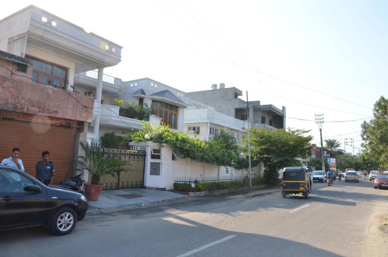 Sandy'S Homestay Jammu Bagian luar foto